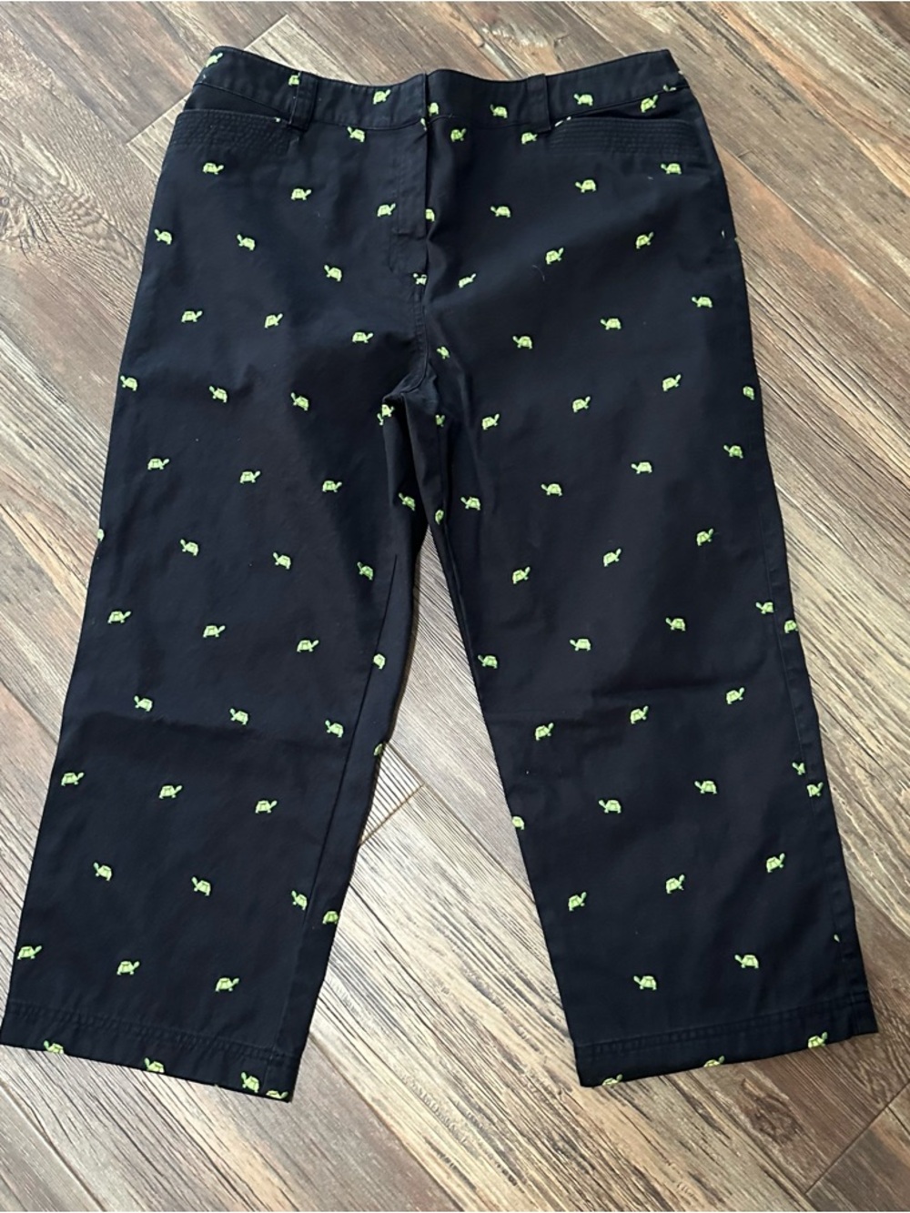 Kate Hill casual black Capri pants with green embroidered turtles women’s 12